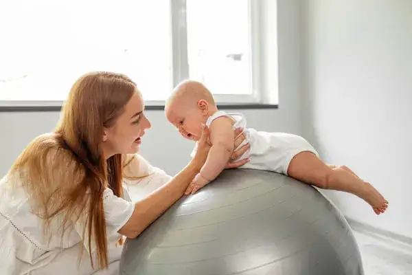 dziecko na rehabilitacji obniżone napięcie mięśniowe fizjoterapia