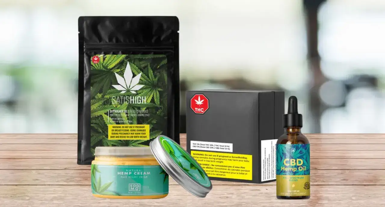 CBD Hemp Oil Flasche neben Hanfcreme und Cannabispackung.