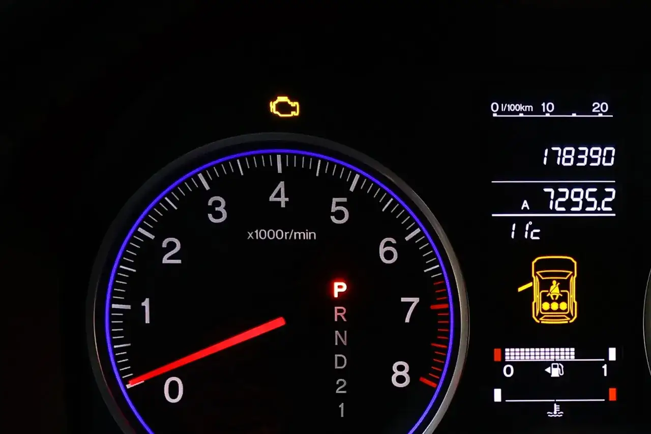 Kontrolka silnika świeci, sugerując problem, być może związany z wypalaniem DPF. Obok obrotomierz i wskaźniki.