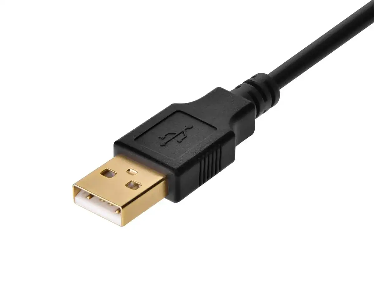 Kabel USB, niezbędny by dowiedzieć się, jak zgrać zdjęcia z aparatu na komputer.