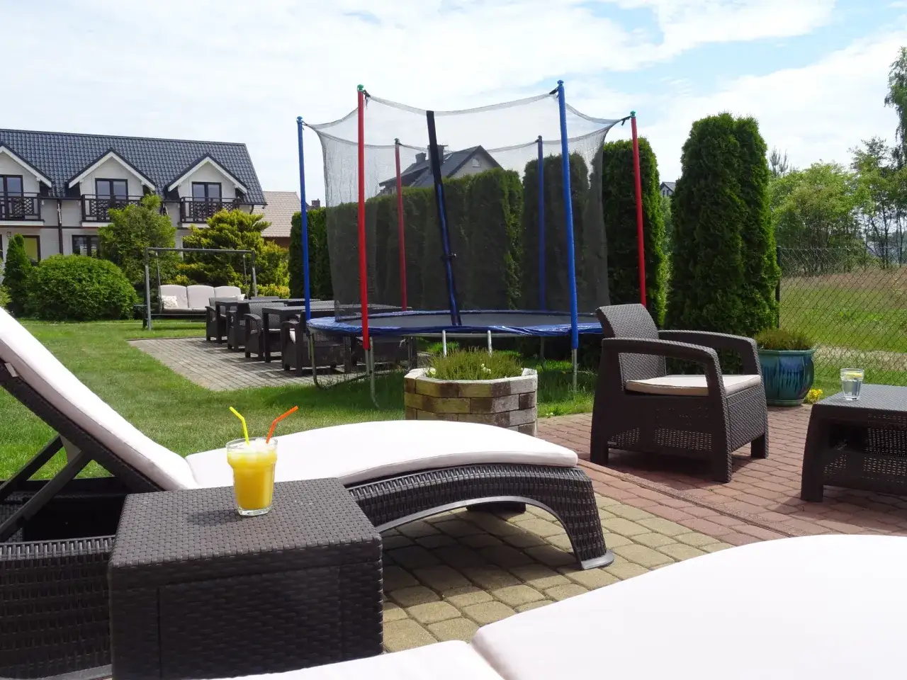 Willa Global w Jastrzębiej Górze zaprasza do relaksu na tarasie z leżakami, trampoliną i widokiem na zadbany ogród.