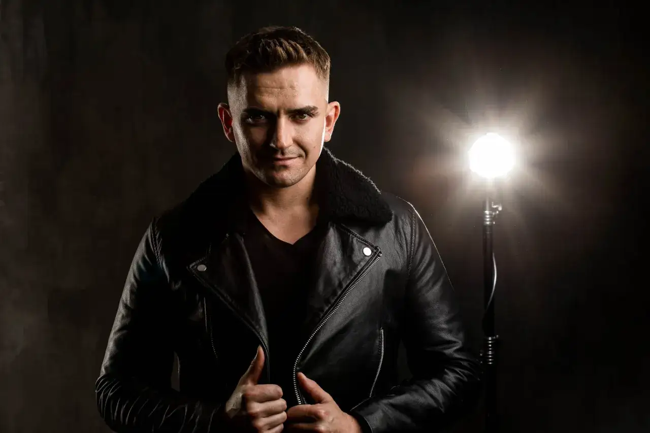 Chłopak w skórzanej kurtce, z pewnym spojrzeniem. Idealne fajne profilowe dla chłopaka, podkreślające jego styl.