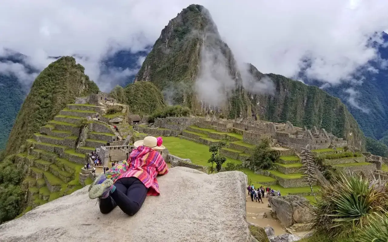 Osoba w kapeluszu podziwia Machu Picchu, marząc o wycieczkach fakultatywnych z Coral Travel.