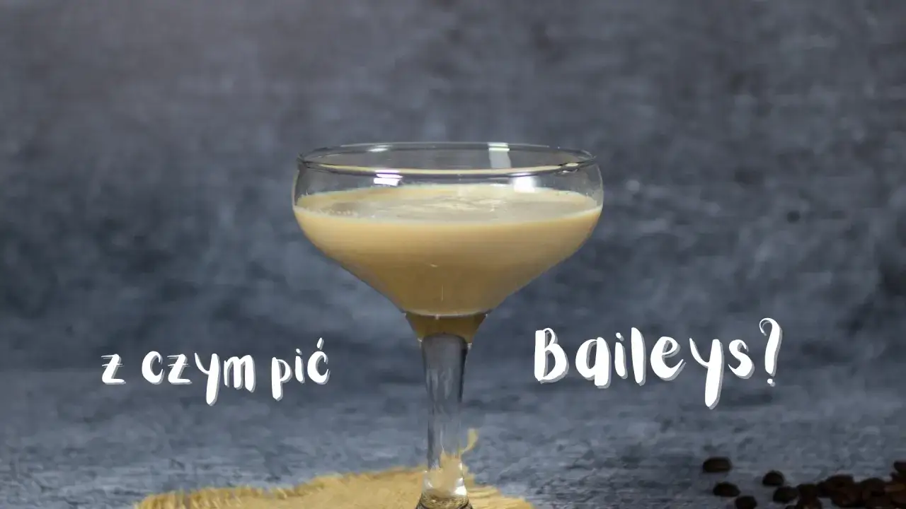 Kremowy drink z Baileys w kieliszku, z napisem 