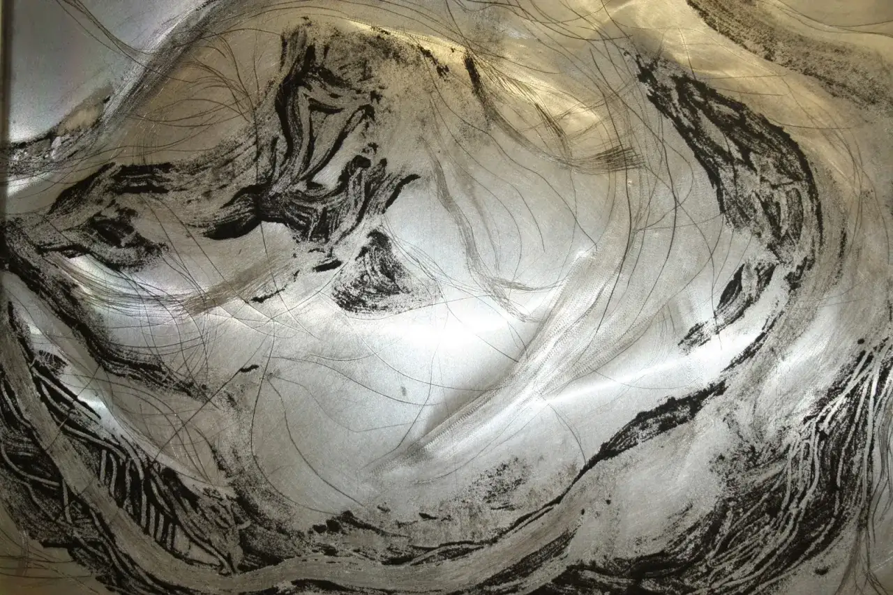 Textura met&aacute;lica con trazos negros abstractos, evocando un carborundum grabado con movimiento y profundidad.