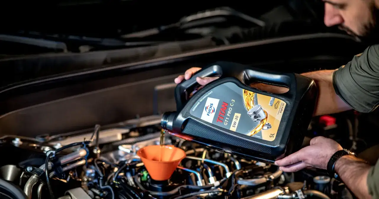 Wybierając olej do silnika zasilanego gazem LPG, zwróć uwagę na jego odporność na wysoką temperaturę spalania. Ten olej FUCHS TITAN GT1 PRO C-3 5W-30 jest dobrym wyborem.
