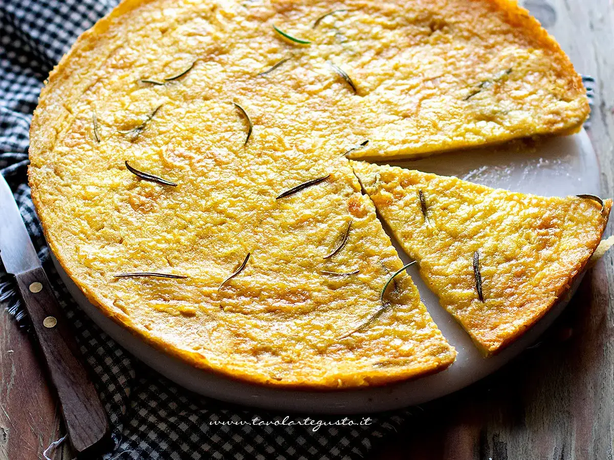Torta salata dorata con rosmarino, un'idea gustosa per scoprire i benefici della farina di ceci valori nutrizionali.