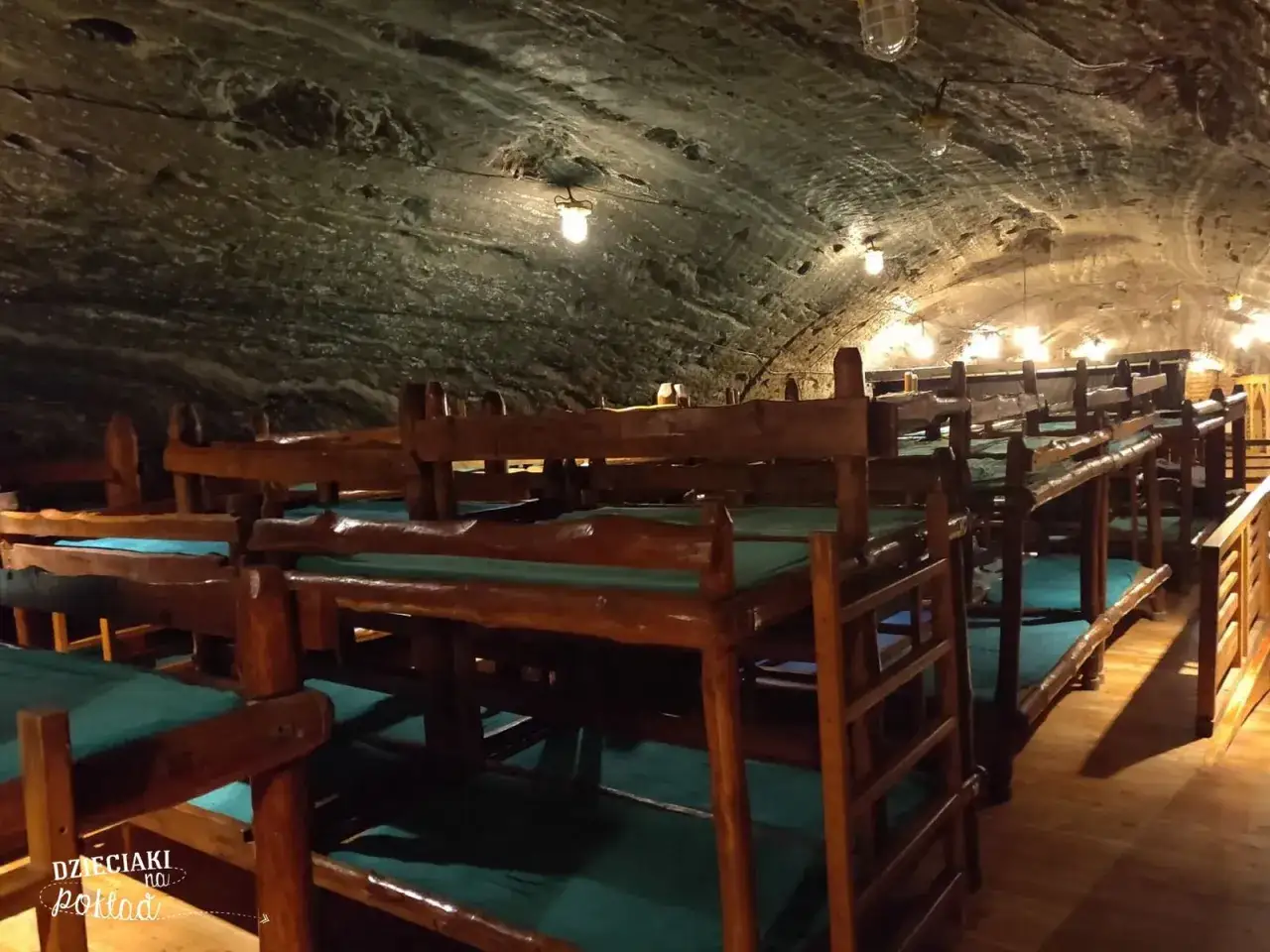 Podziemne ł&oacute;żka w kopalniach soli w Wieliczce i Bochni. Nocleg w komorach solnych to niezapomniana przygoda.