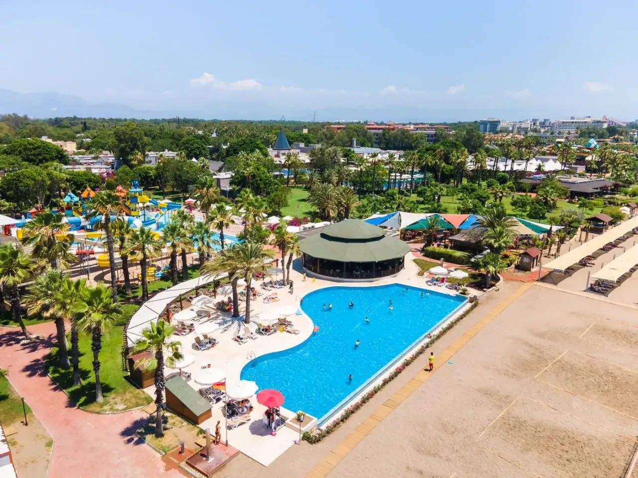 Ein Urlaubsparadies in Belek: Pool, Wasserrutschen, Palmen und Strand. Hier erlebt man einen magischen Urlaub.