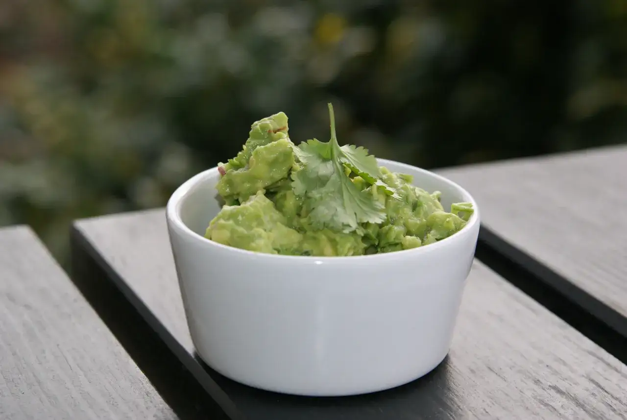 Guacamole z kolendrą, idealne do nachosów lub jako dodatek do dań meksykańskich.