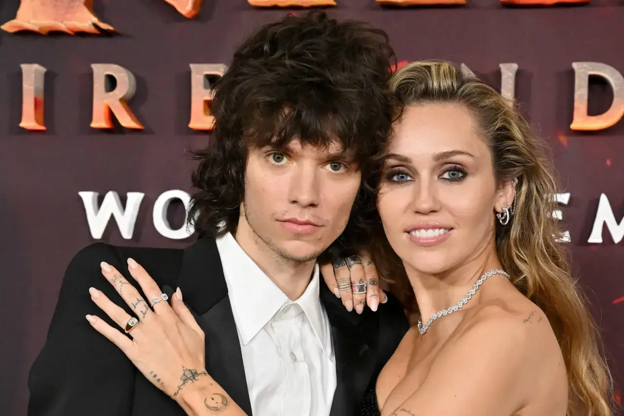 Miley Cyrus z mężem na premierze.