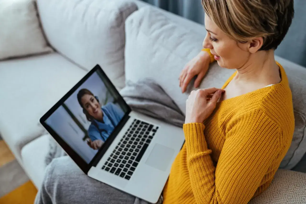 Lekarz psychiatra rozmawia z pacjentem