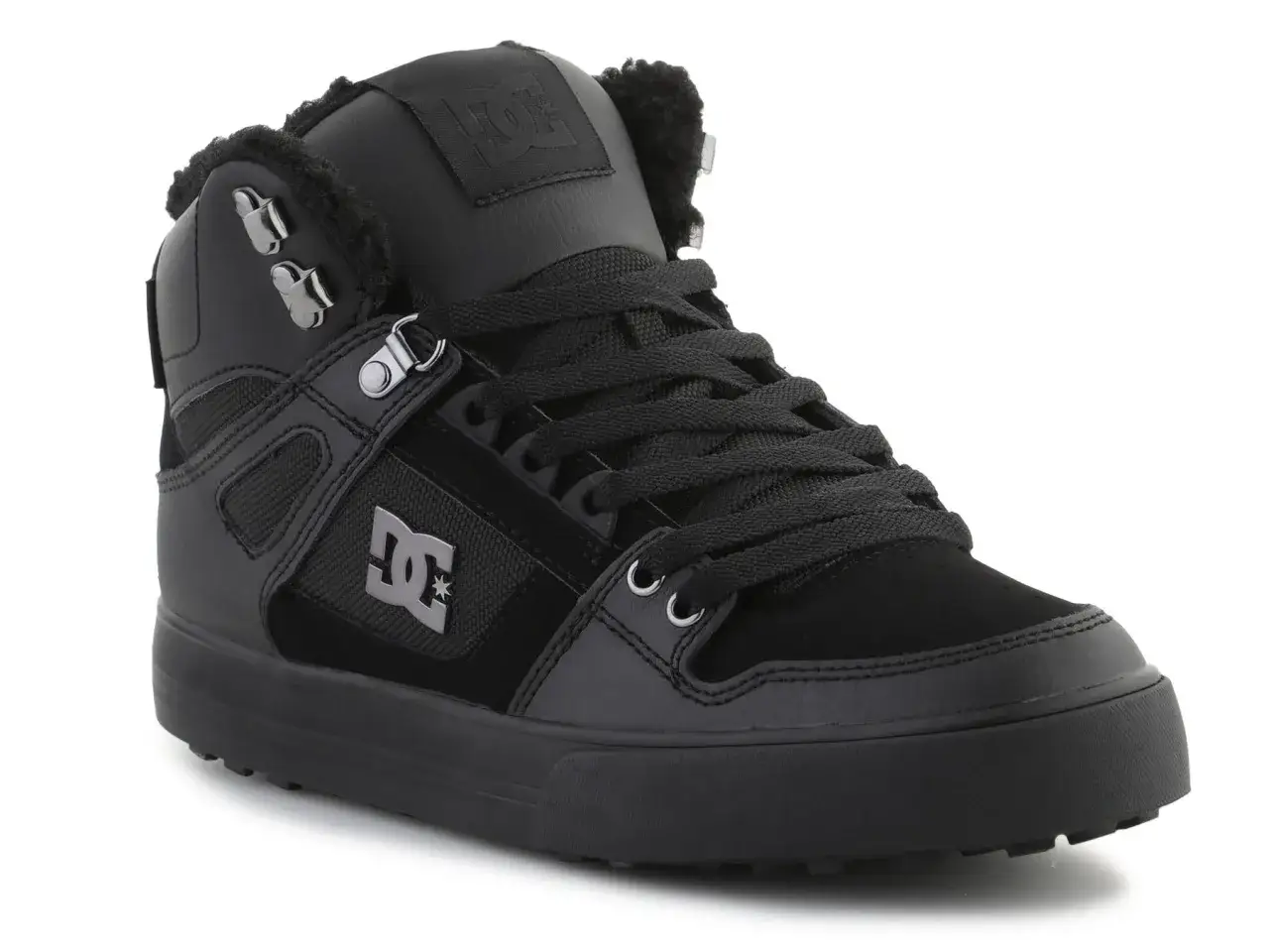 Czarne, wysokie buty zimowe DC Pure z futerkiem i metalowymi haczykami. Idealne na mroźne dni.
