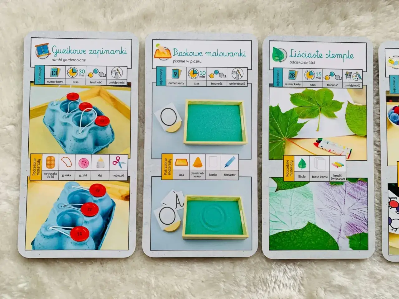 Karty z zadaniami w stylu metoda montessori: guzikowe zapinanki, piaskowe malowanki, liściaste stemple.