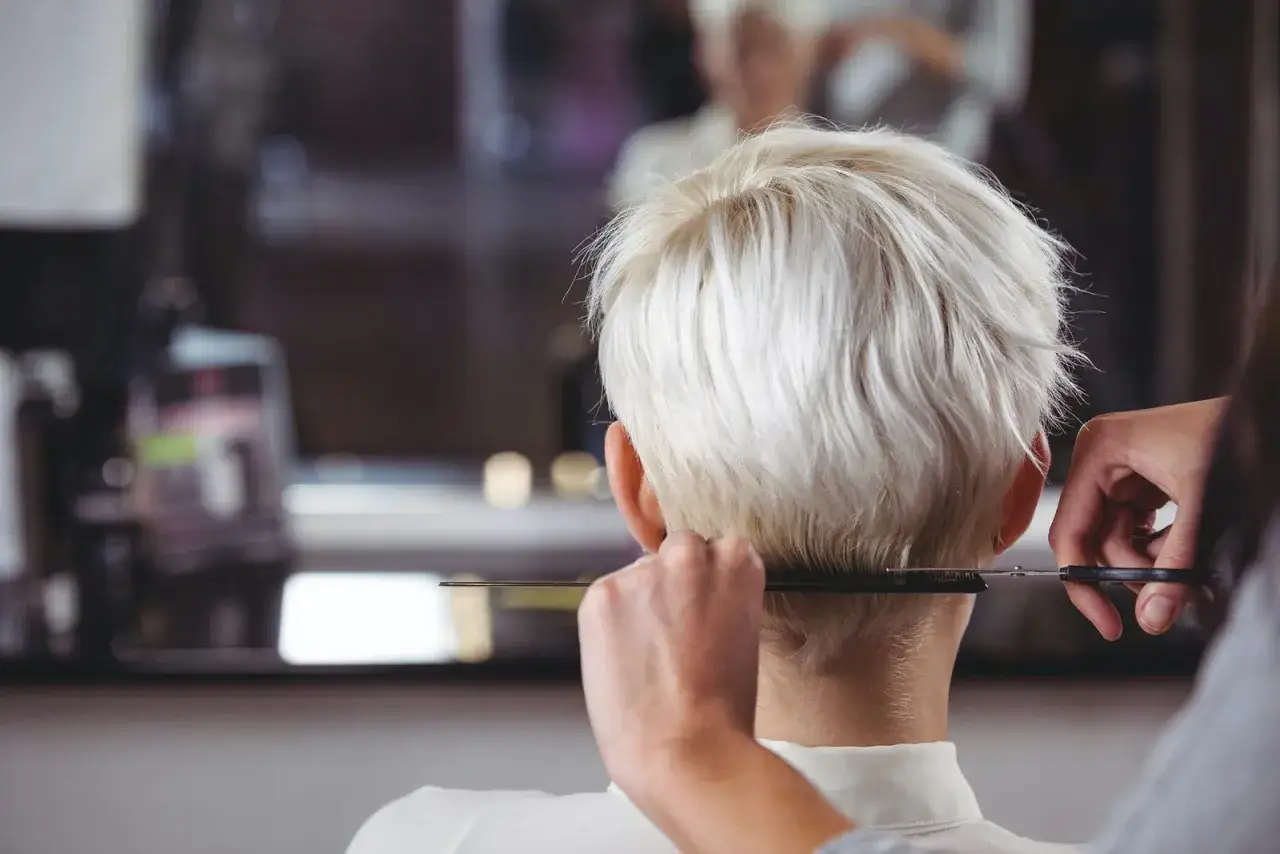 Moderne Kurzhaarfrisuren f&uuml;r graues Haar Beispiele