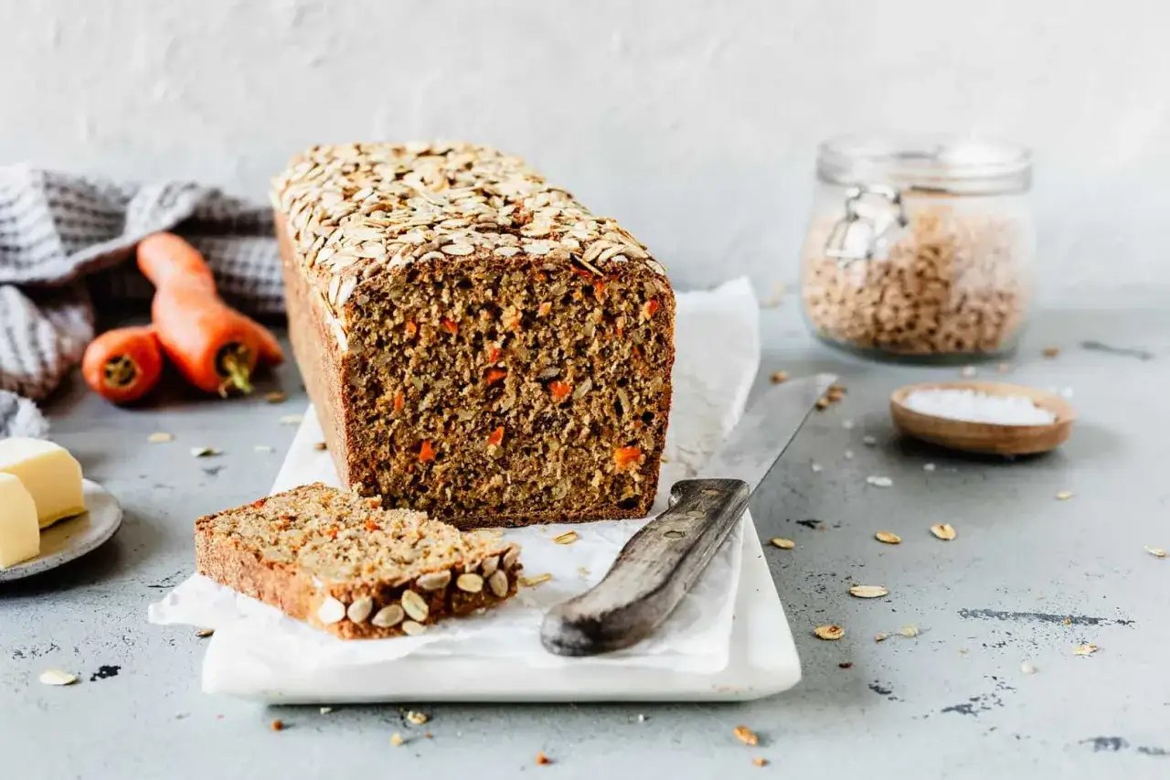Herzhaftes Sonnenblumenbrot, frisch gebacken mit Karottenstückchen und Haferflocken. Perfekt für den Thermomix!