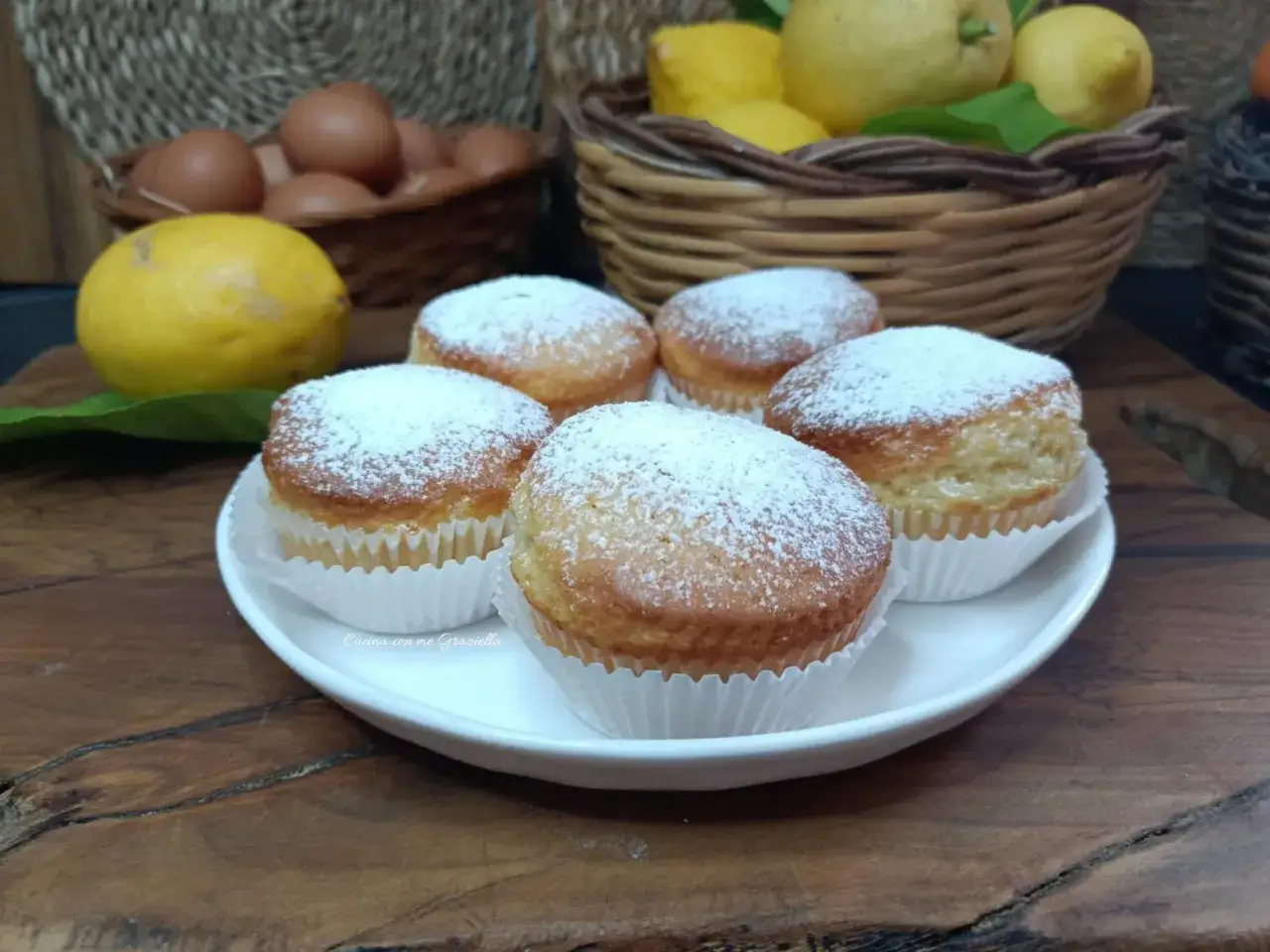 Muffin in friggitrice ad aria con yogurt, soffici e spolverati di zucchero a velo, pronti per una colazione golosa.
