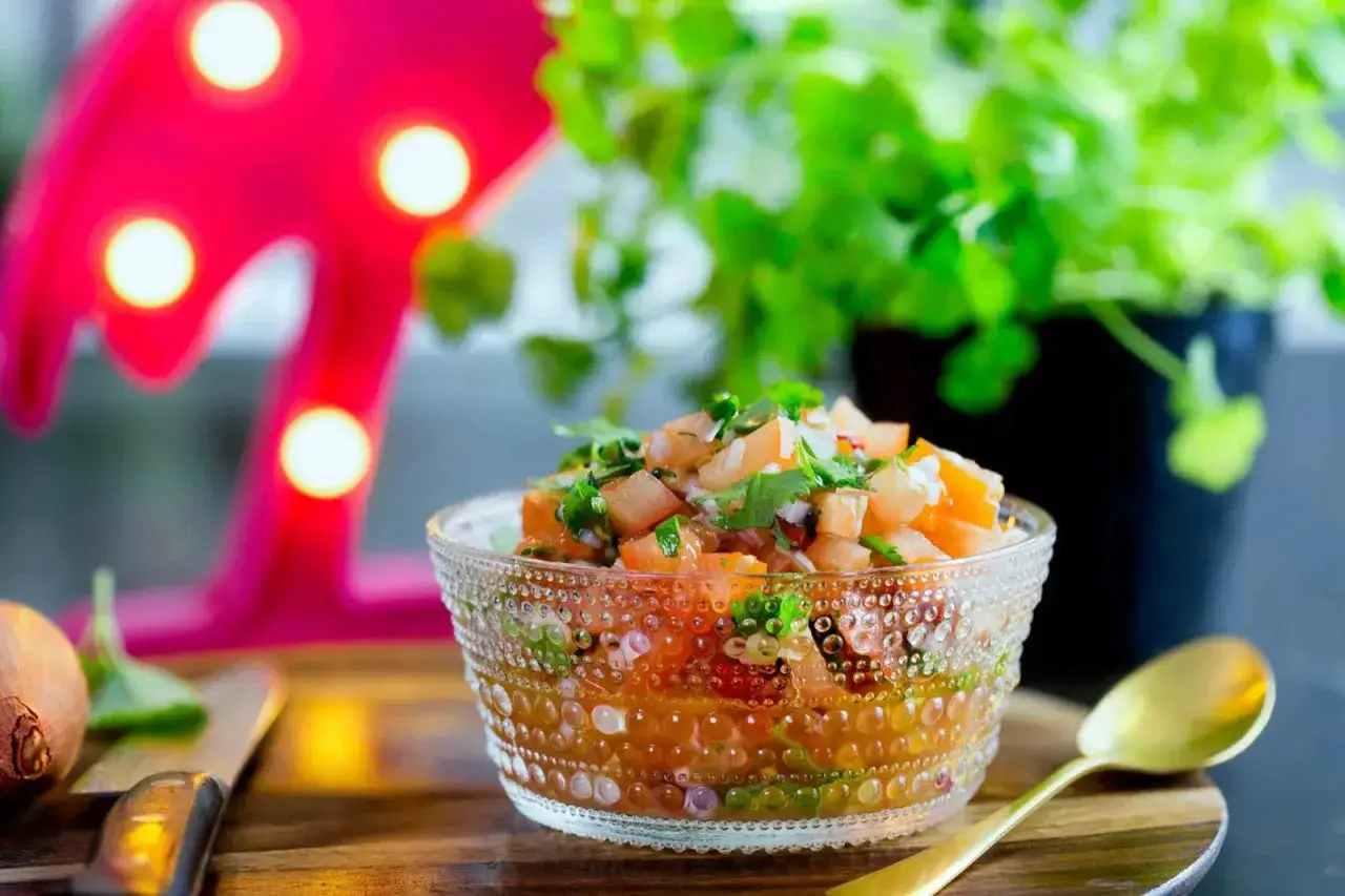 En sk&aring;l med f&auml;rsk salsa, perfekt f&ouml;r ditt n&auml;sta salsa recept. Tomater, l&ouml;k och koriander i en vacker glasburk.