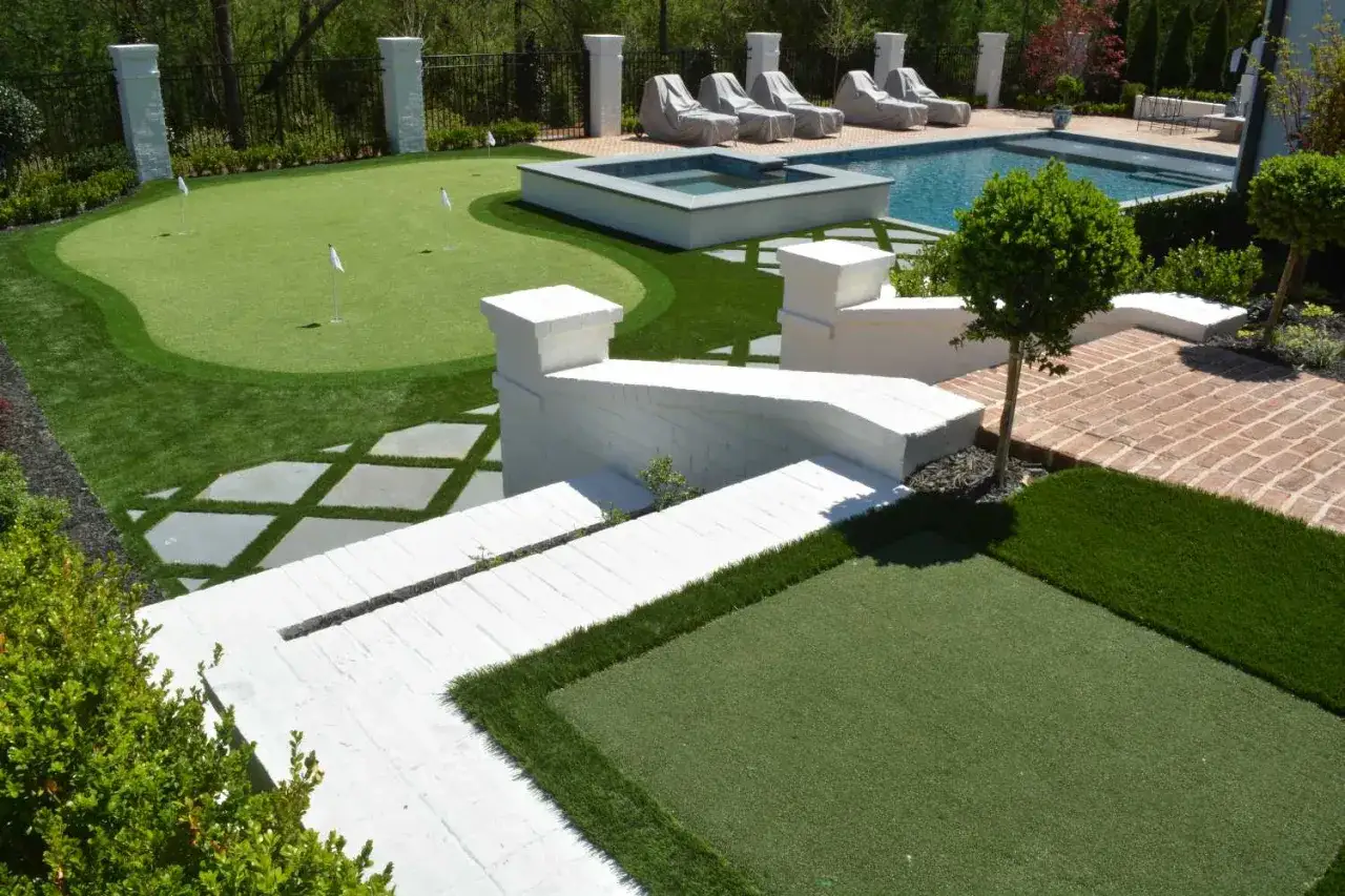 En lyxig tr&auml;dg&aring;rd med pool, bubbelpool och en puttinggreen som en utslagsplats i golf.