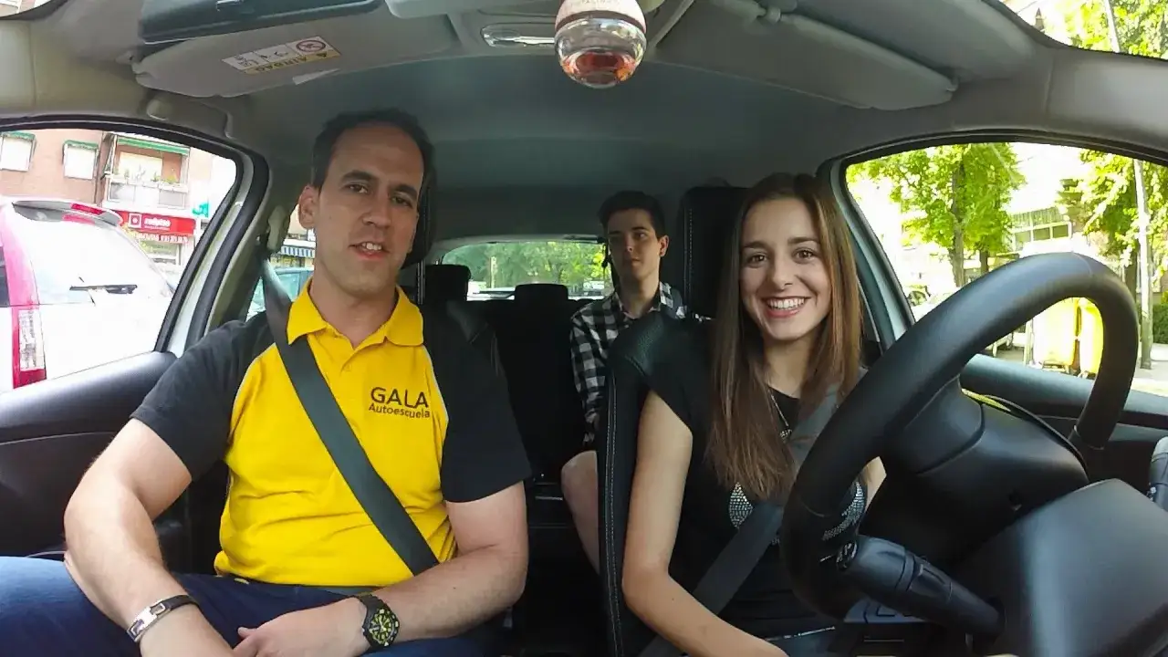 Instructor de autoescuela sonr&iacute;e junto a dos alumnos en el coche. Si suspendo el pr&aacute;ctico, &iquest;cu&aacute;ndo puedo volver a presentarme?