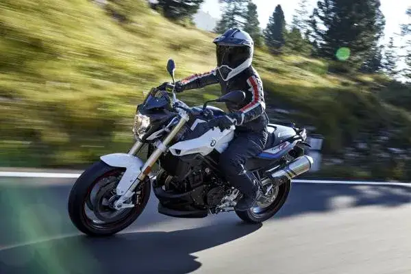 BMW F 800 R na drodze