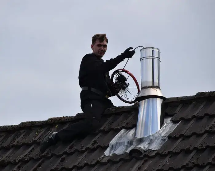 Zdjęcie Jak często kominiarz powinien sprawdzać komin? Bezpieczeństwo przede wszystkim