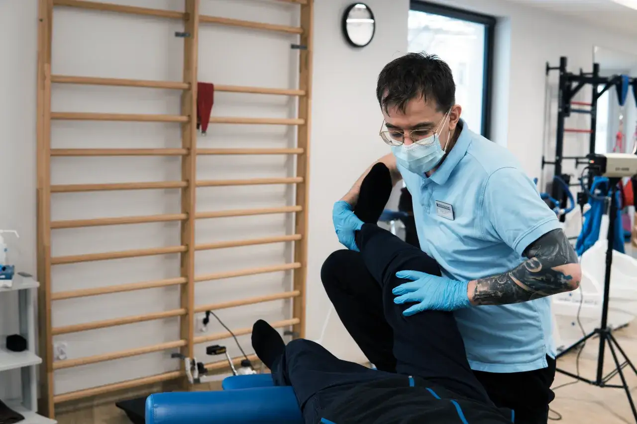Zdjęcie Kiedy rehabilitacja po artroskopii kolana? Kluczowe informacje i terminy