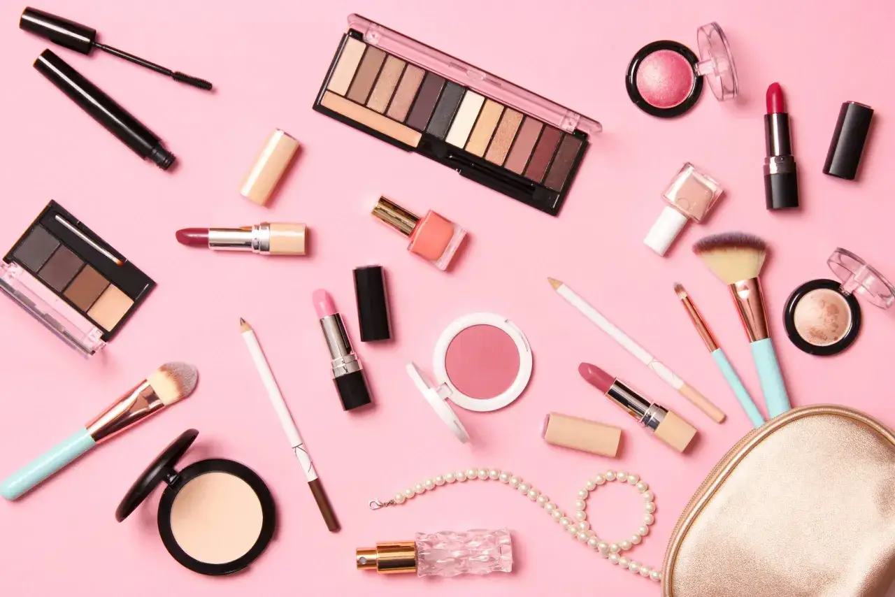 Zdjęcie Niezbędne produkty do makijażu: 10 must-have dla początkujących