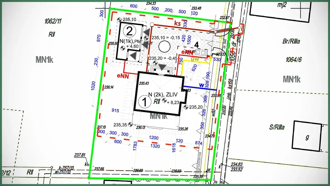 Plan sytuacyjny z zaznaczonymi budynkami i granicami działki. Określa, ile kosztuje geodeta przy budowie domu, uwzględniając pomiary i wytyczenie.