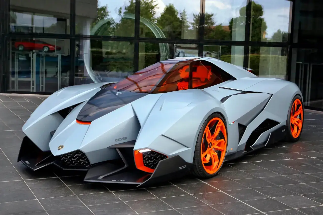 Der futuristische Lamborghini Egoista in Grau mit orangefarbenen Akzenten und Felgen. Der Lamborghini Egoista Preis ist astronomisch, ein Einzelstück.