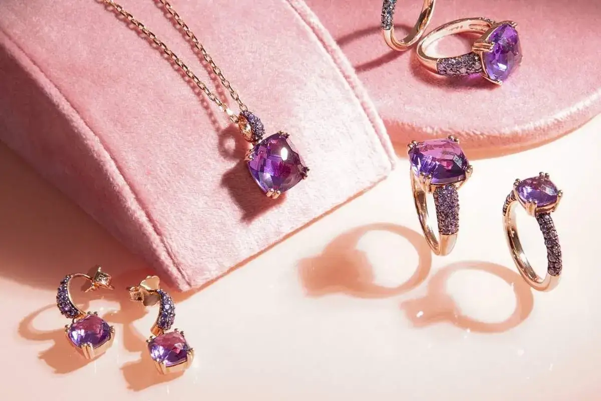 Gioielli in oro rosa con ametista, che evocano le sue propriet&agrave; calmanti e spirituali. Collana, orecchini e anelli brillano di un viola intenso.