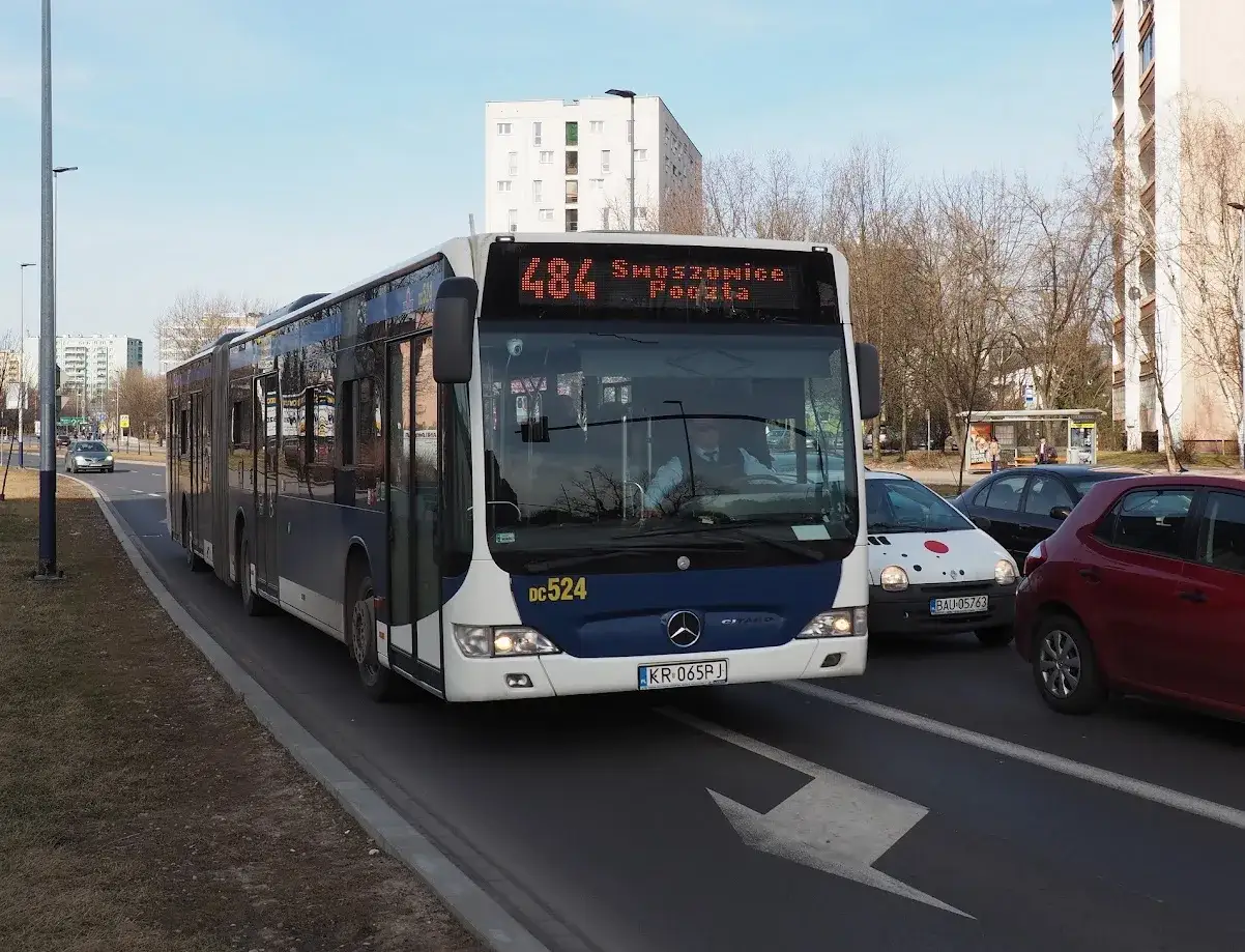 Autobus linii 484 w Krakowie, jadący do Swoszowic Poczta.