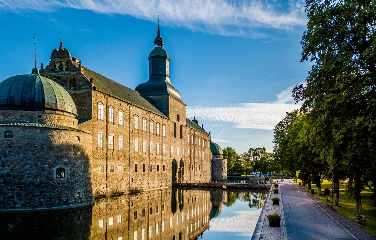 Imponerande slott med vallgrav och speglingar i vattnet. En vacker plats att besöka Vadstena.