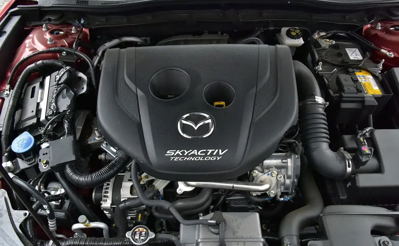 Silnik Mazda 3 Skyactiv, z widocznym logo i napisem