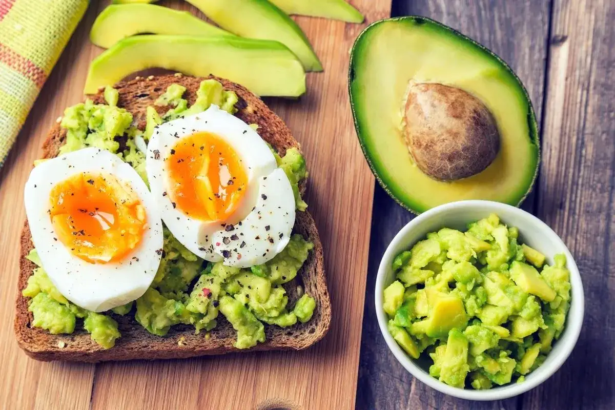 Toast con avocado e uovo sodo, un'idea semplice per ricette con avocado.