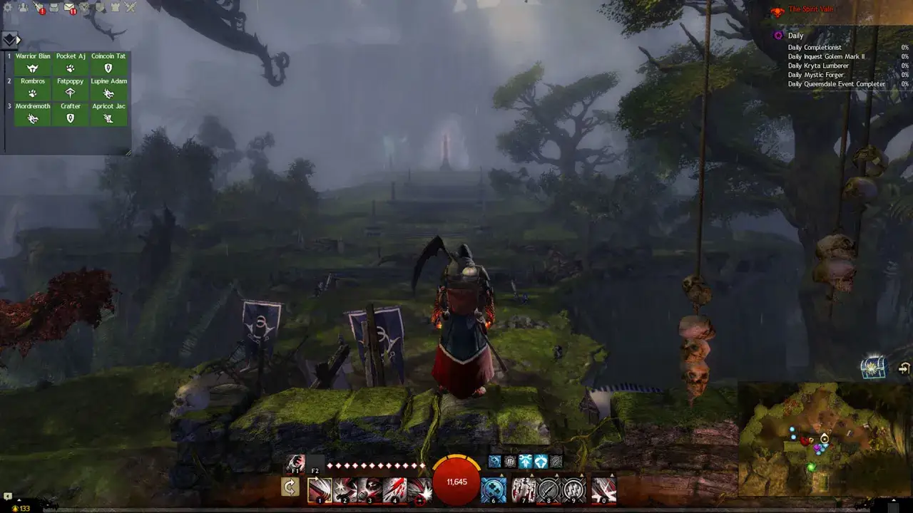 Postać w kapturze z kosą w Guild Wars 2. W tle mglisty krajobraz i schody. Spolszczenie gry działa.