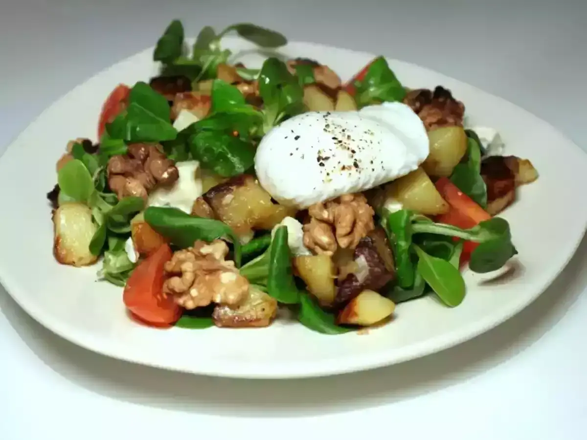 Salade colorée avec un œuf mollet crémeux, des pommes de terre rôties, des noix croquantes et des tomates fraîches. Un délice pour les papilles !
