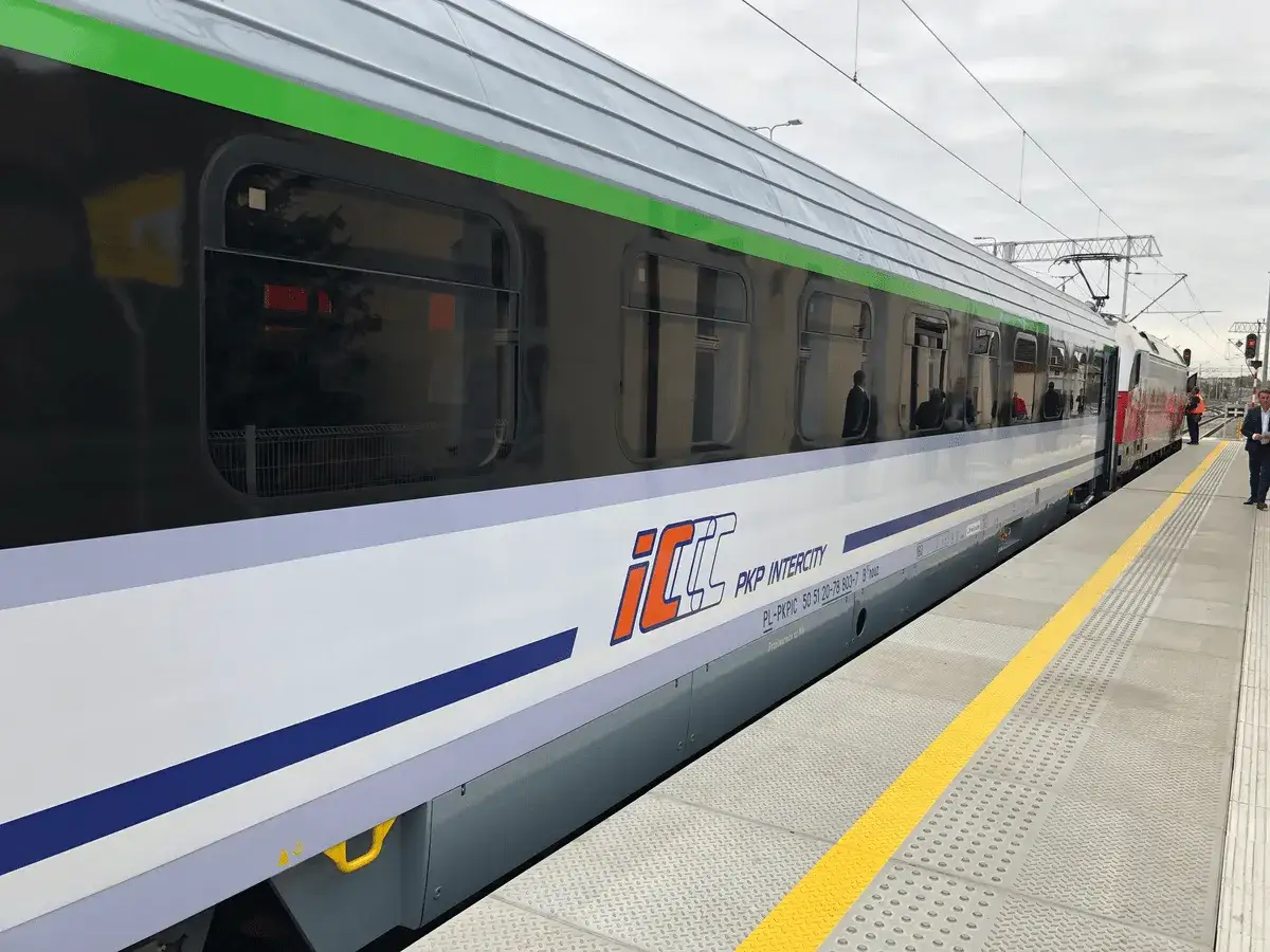 Pociąg PKP Intercity z charakterystycznym logo iic. Czekam na podróż, czuję eic a ic.
