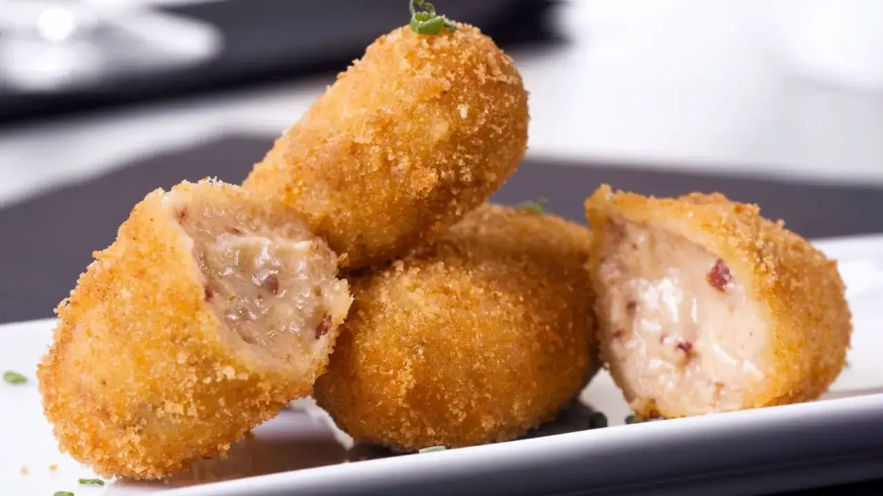 Croquetas caseras doradas y crujientes, perfectas para tu airfryer. Cremosas por dentro, con trocitos de jamón.
