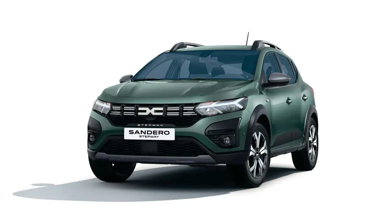 Dacia Sandero Stepway verde, un coche GLP o híbrido, con barras de techo y llantas de aleación.