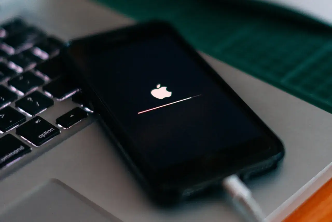 iPhone nie włącza się, tylko jabłko z paskiem postępu.