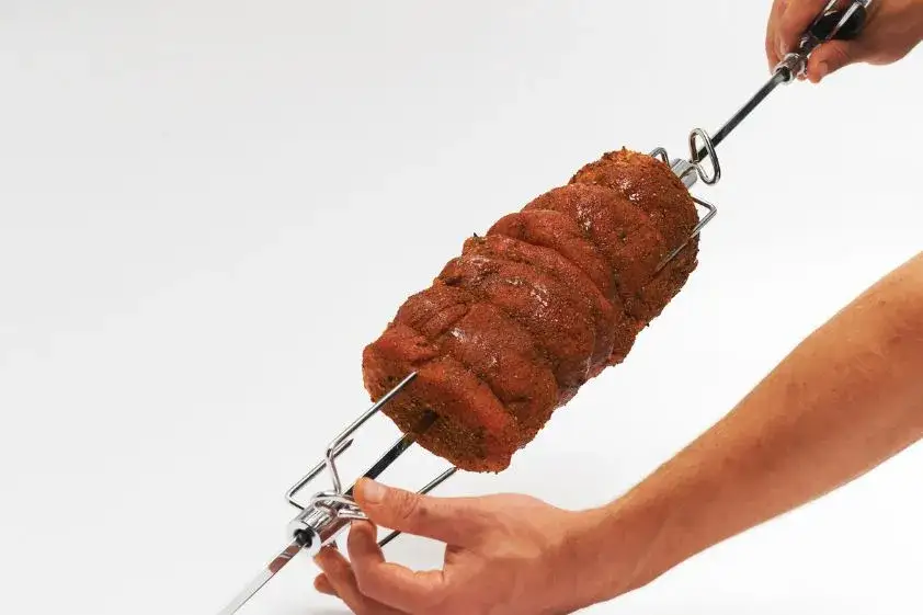 różne rodzaje mięsa do kebaba na rożnie