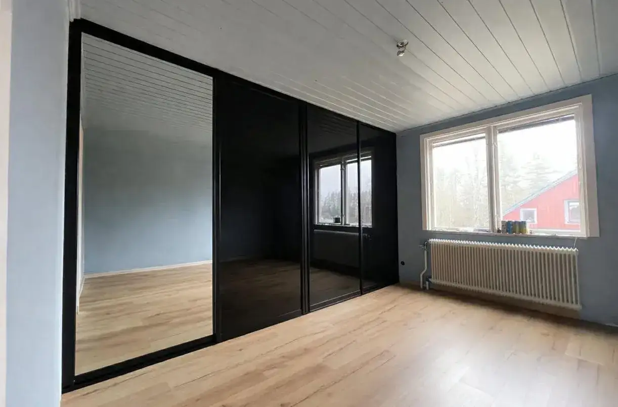 Snygg garderob med spegeld&ouml;rrar som ger illusionen av ett st&ouml;rre rum. Perfekt f&ouml;r att bygga garderob i sovrummet.