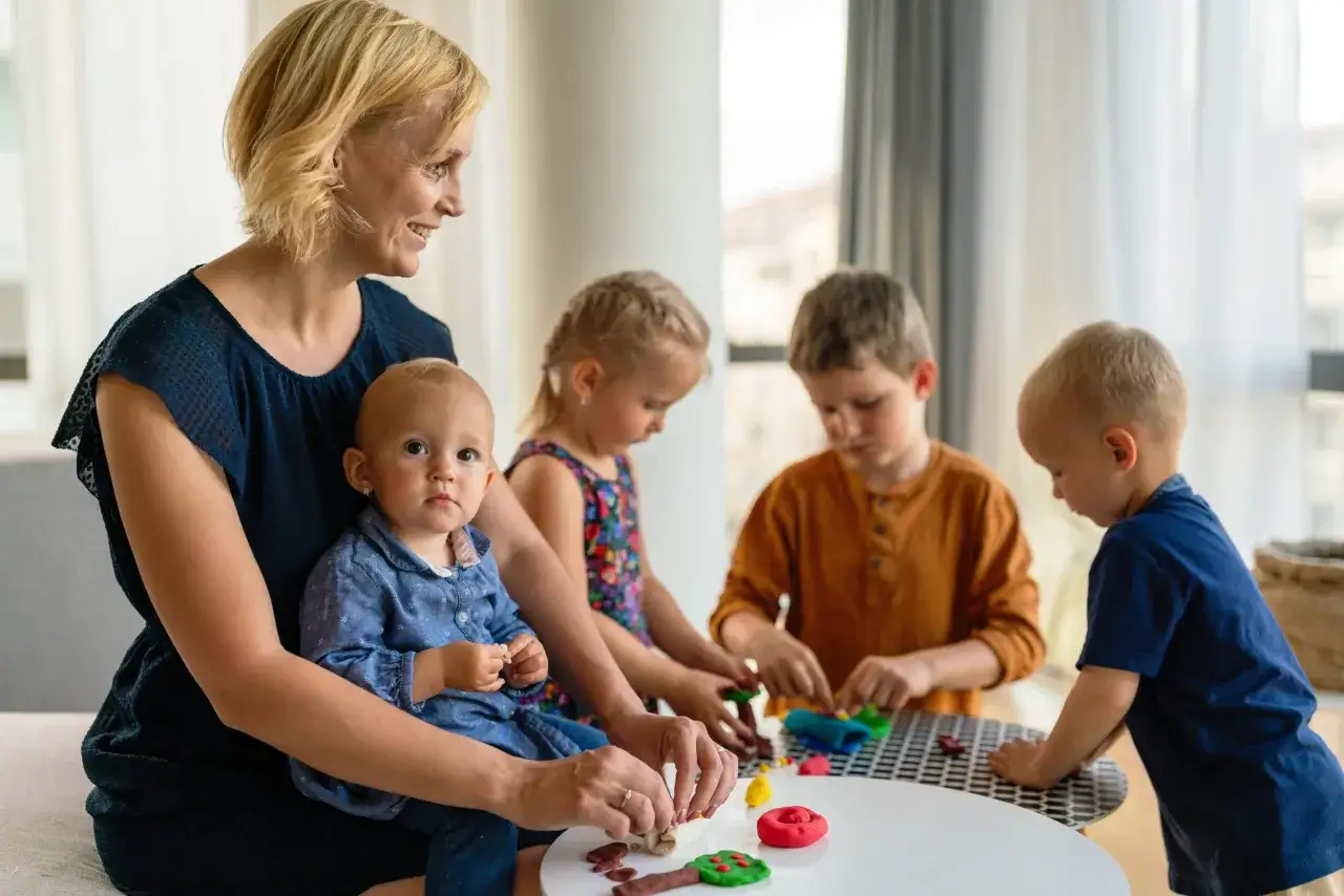 Rodzina lepi z plasteliny. Mama z dziećmi wspólnie tworzą, radząc sobie z wyzwaniami każdego skoku rozwojowego.