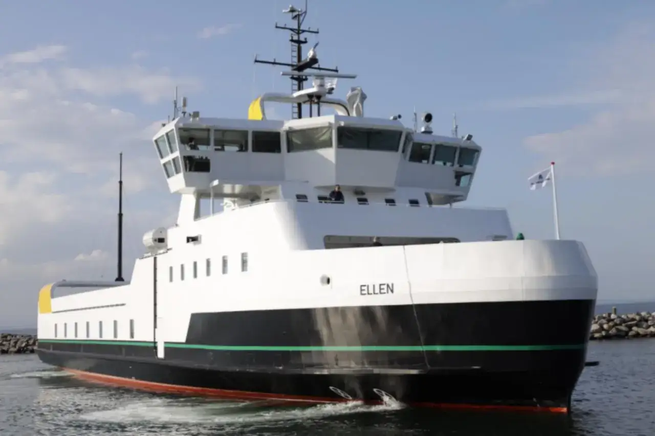 F&auml;rjan Ellen, en elbil i Europa, glider fram p&aring; vattnet.