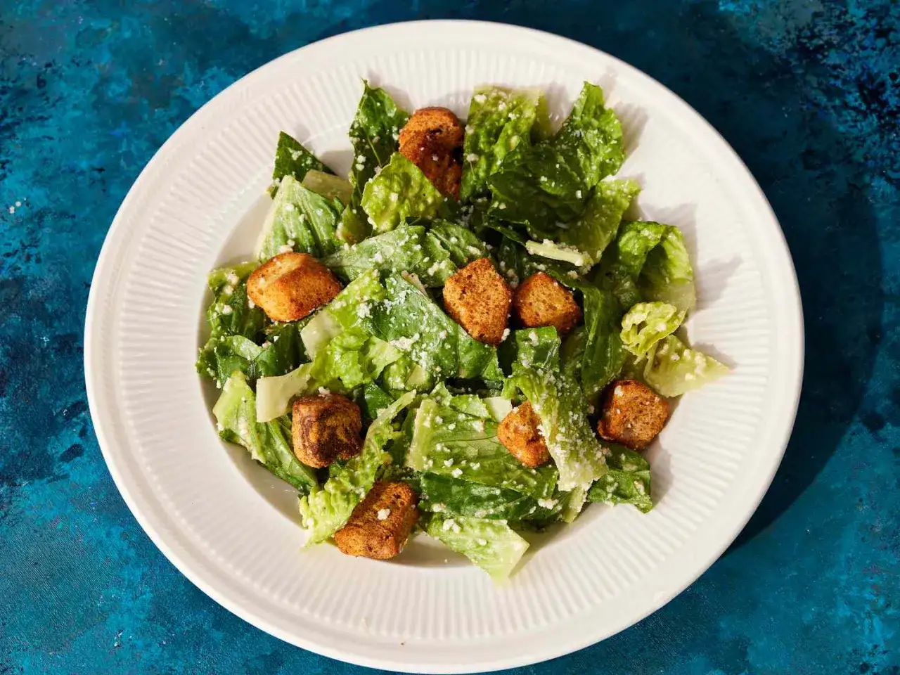 En fräsch caesarsallad med krispiga krutonger och parmesan. Ett perfekt caesarsallad recept för en snabb lunch.