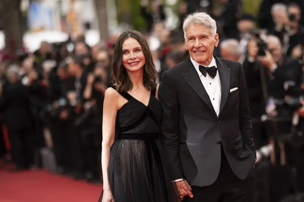 Harrison Ford i jego żona, Calista Flockhart, na czerwonym dywanie.