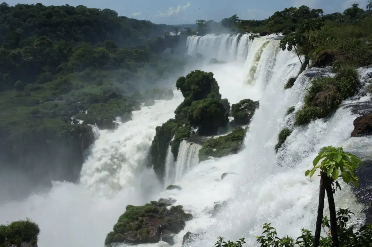 Potężne wodospady Iguazú w Argentynie, otoczone bujną zielenią, tworzą spektakularny widok.