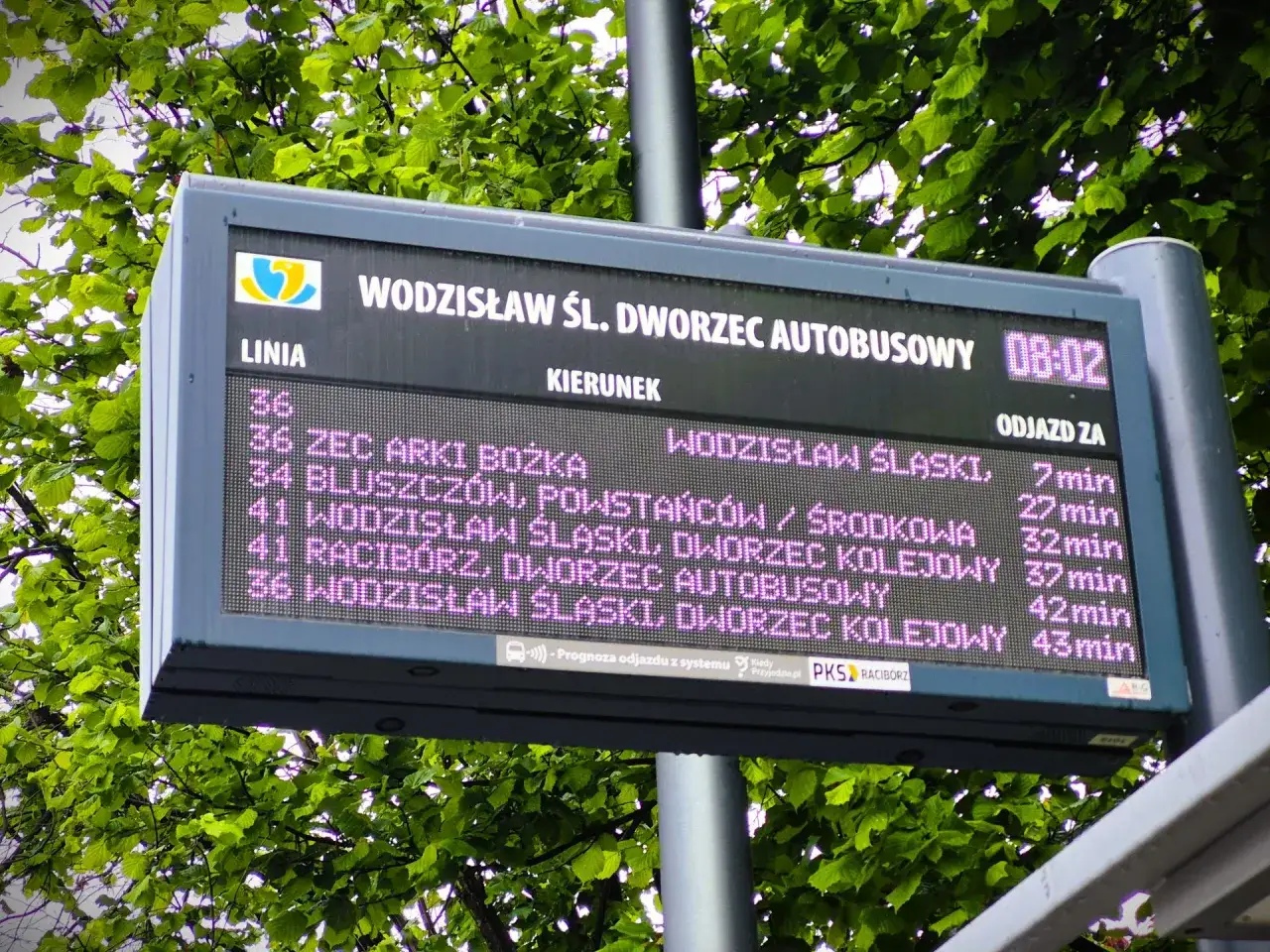 Tablica informacyjna MPK w Wodzisławiu Śl. pokazuje odjazdy autobusów.