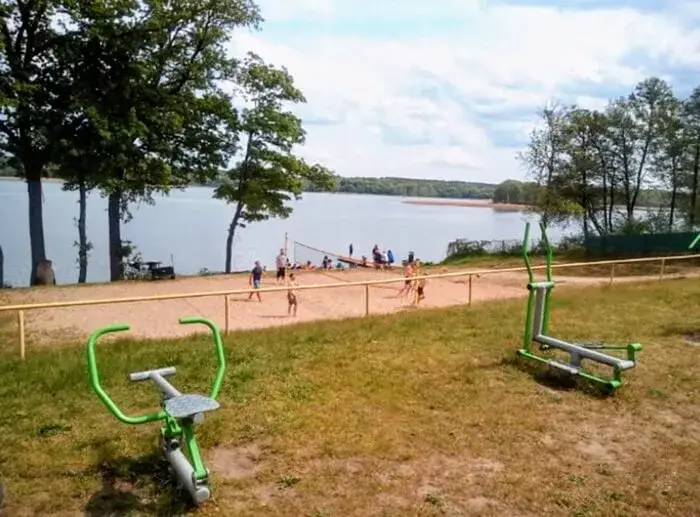 Jezioro Niesłysz domek linia brzegowa